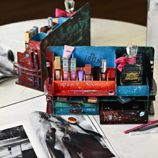 A close-up shot of a specific feature of the organizer, such as a special finish or a unique detail.