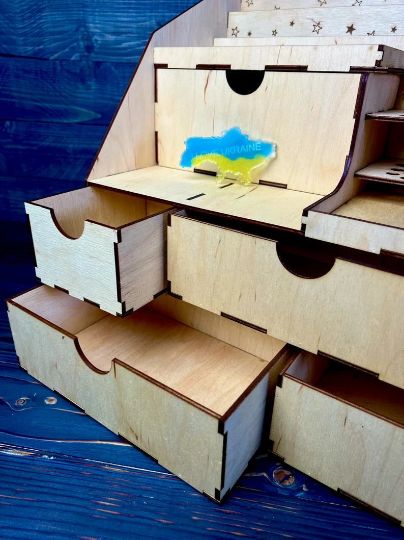 A close-up shot of the organizer's handles or a specific feature, emphasizing the handcrafted details.