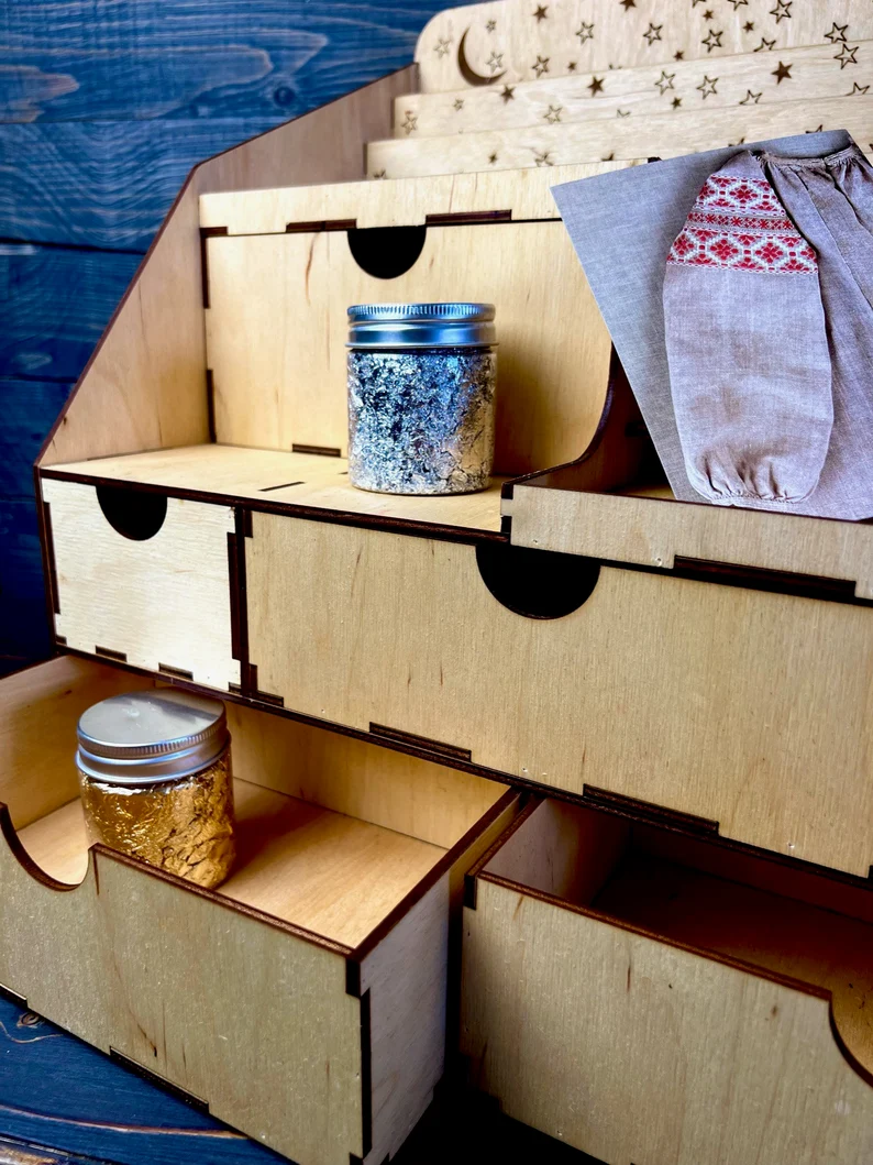 A photo showing the organizer from a different angle in a brightly lit room.