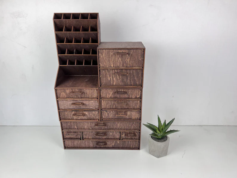 A photo showing an empty organizer, highlighting its full design and the individual "states."