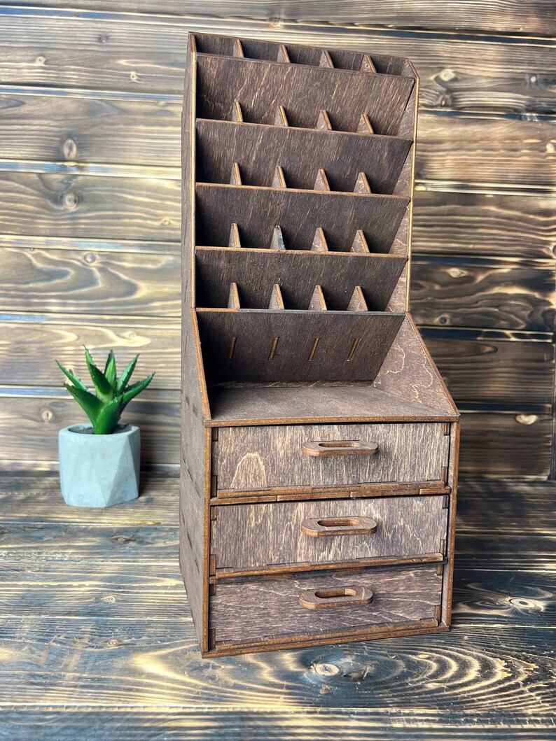 Image of the "Washington" module integrated into the "States" organizer, filled with lipsticks and brushes.